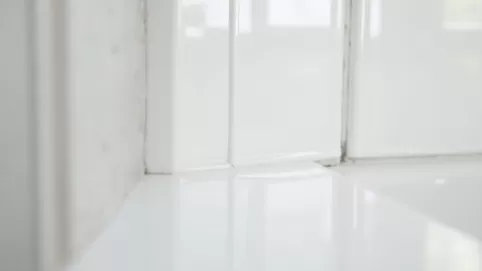 Wykończenie płytek przy ścianie
