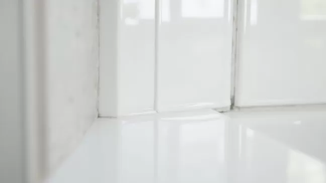 Wykończenie płytek przy ścianie