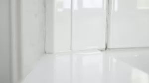 Wykończenie płytek przy ścianie